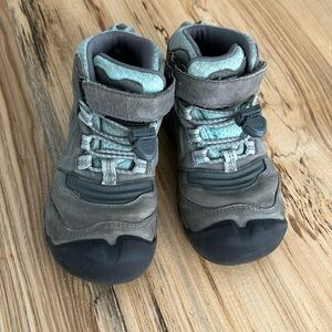 Keen kids hiking shoes